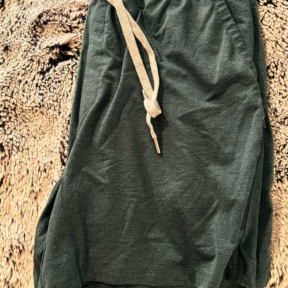 Men’s M/L Athletic short Assortment - Picture 8 of 9